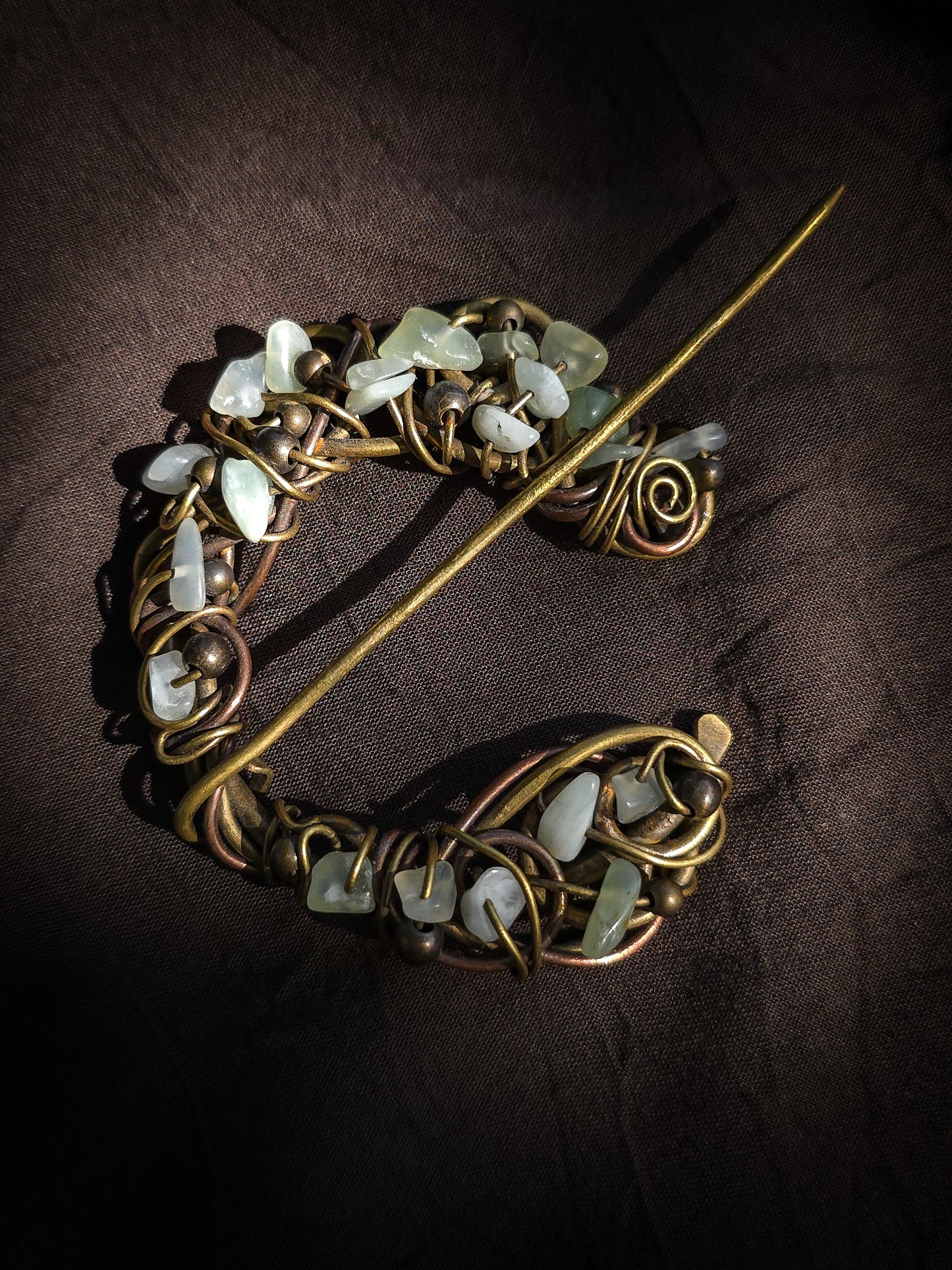 Fibule entrelacs en pierre - aventurine