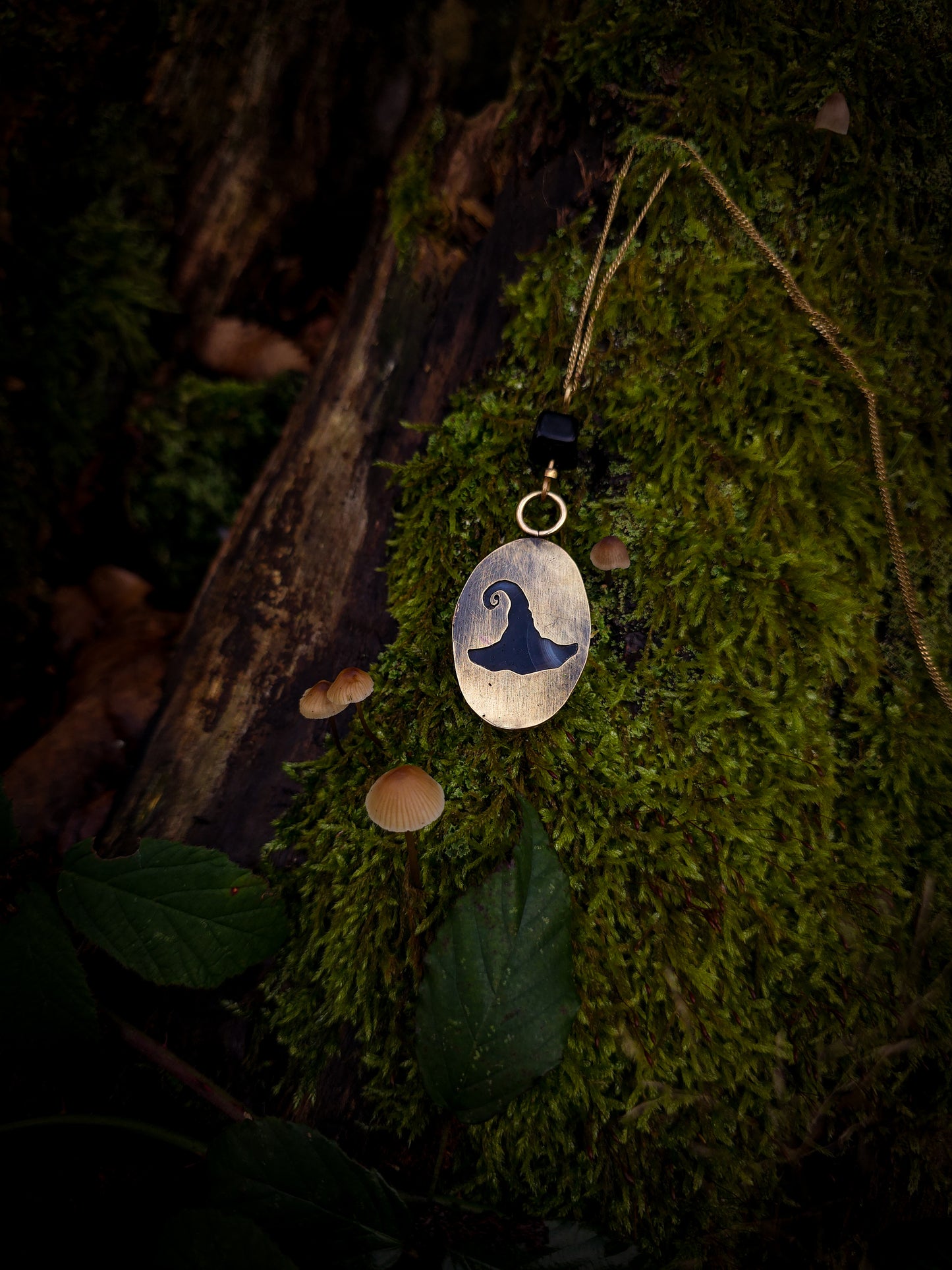 Collier chapeau de Sorcière